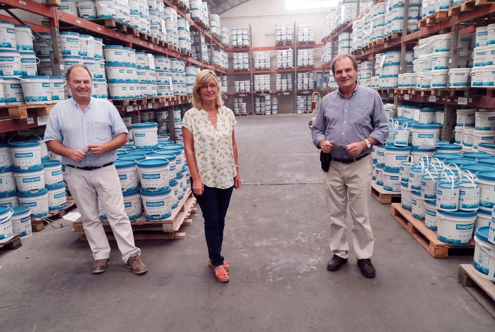 Guillermo, Silvina y Carlos Tarquini, de la Dirección de Molinos Tarquini, en el depósito de la planta